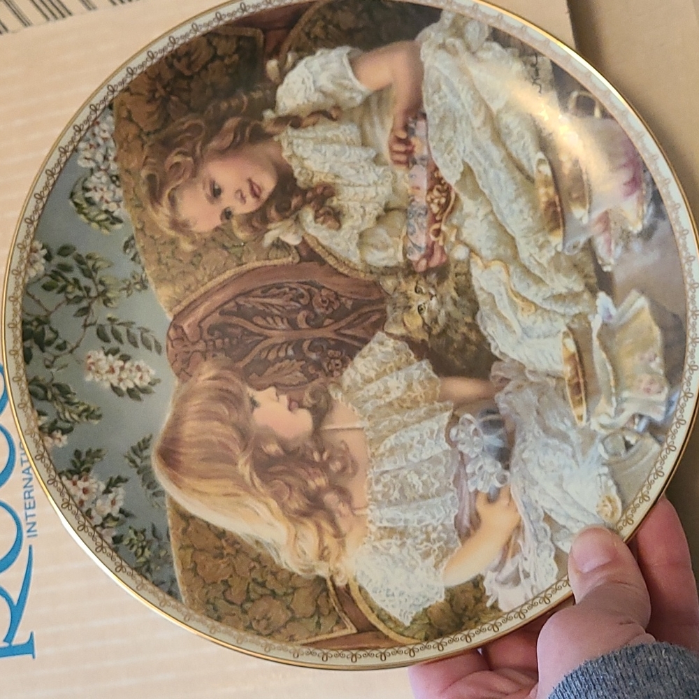 RECO  plate # 2212E Decorative Porcelain Plate